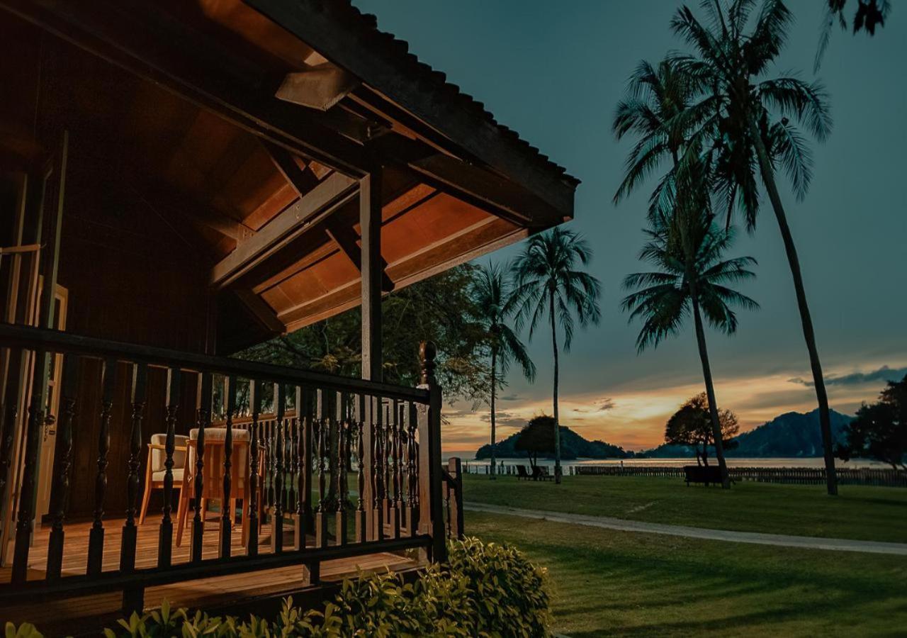 Pelangi Beach Resort And Spa لانكاوي المظهر الخارجي الصورة Sunset at the resort