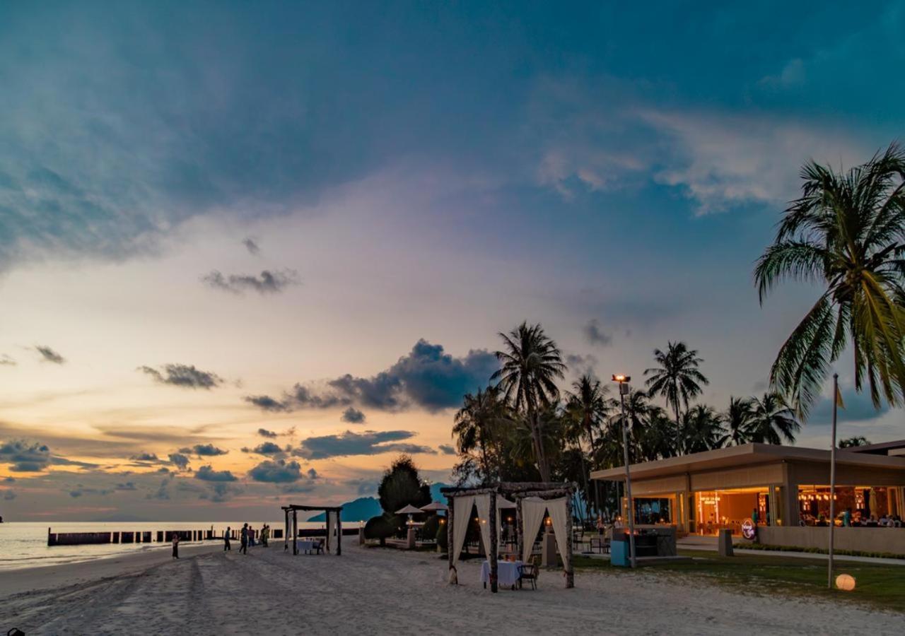 Pelangi Beach Resort And Spa لانكاوي المظهر الخارجي الصورة Sunset at the beach