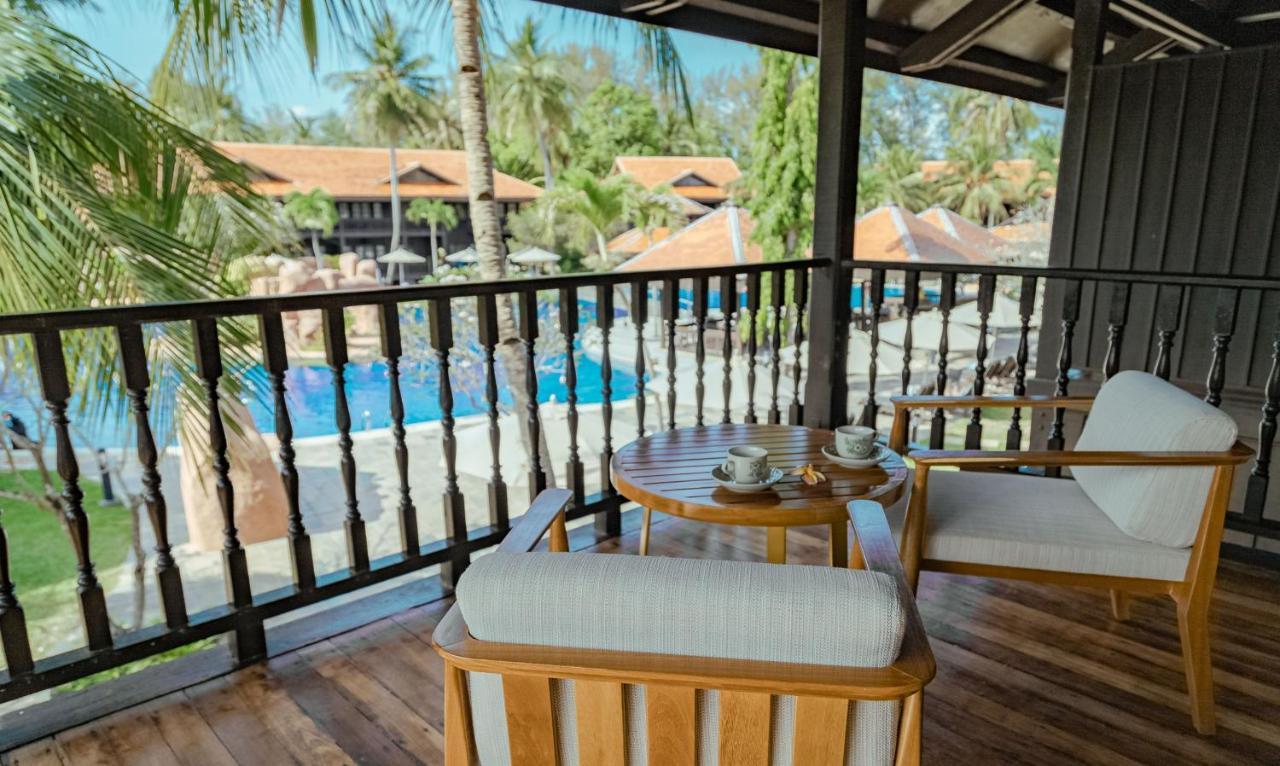 Pelangi Beach Resort And Spa لانكاوي المظهر الخارجي الصورة A view of the pool from a suite