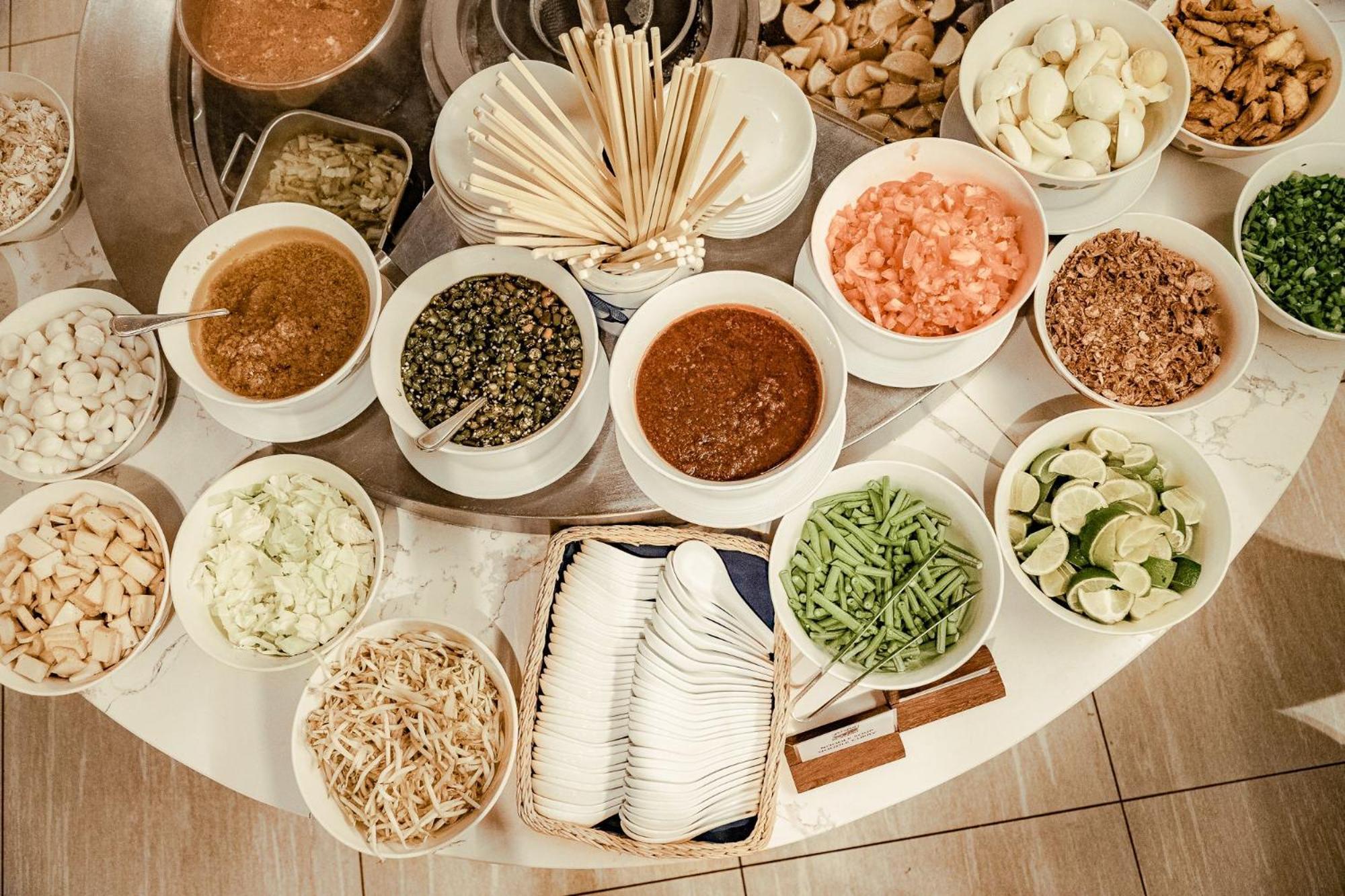 Pelangi Beach Resort And Spa لانكاوي المظهر الخارجي الصورة A selection of ingredients for a chaat counter